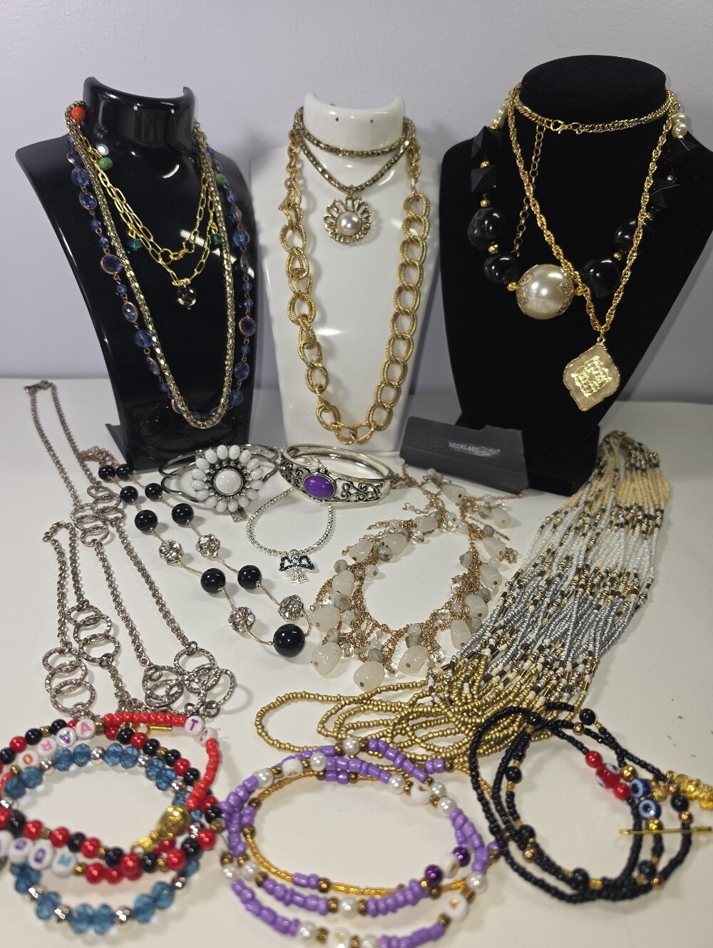 #2594, Vtg Lot Of 23 Items, Necklaces & Bracelets, They All In Great Condition.